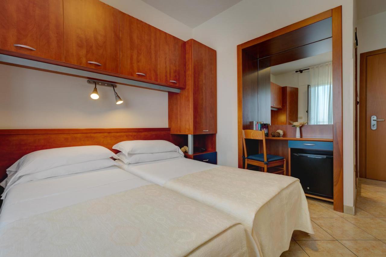 Hotel Frank Lido di Jesolo Bagian luar foto